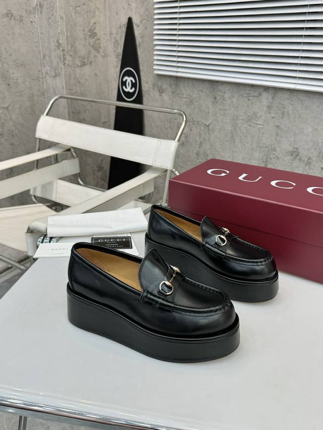 35 40 Gucci经典元素为这款精致的马衔扣乐福鞋注入隽永格调。光面革与浅金色调配件相得益彰。坡跟细节为经典款式注入个性新意。